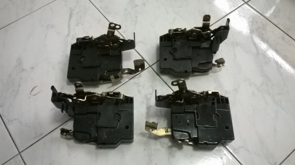 ขายชุดกลอนในเปิดประตู e30 4ประตู สภาพok 1ชุด โทร0924462525โส กทม ขายชุดกลอนในเปิดประตู e30 4ประตู สภาพok 1ชุด โทร0924462525โส กทม