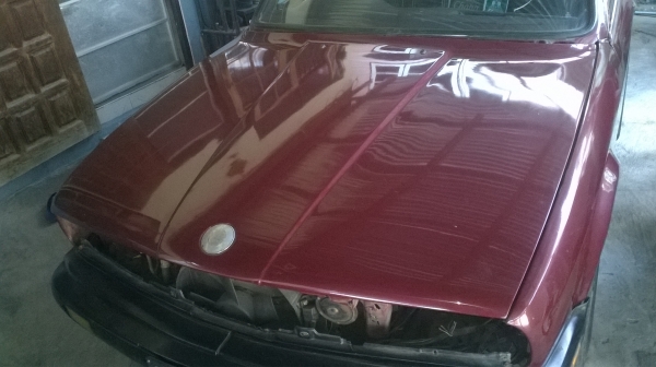 ขายฝากระโปรงหน้า bmw e30 พร้อมบานพับ สภาพok  โทร0924462525โส กทม