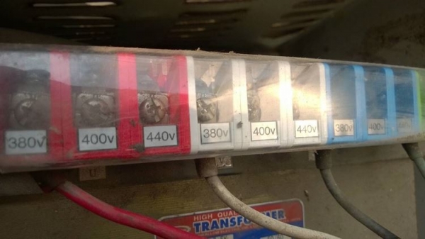 หม้อแปลง Input 380V. 3P --Output 200V. 3P หม้อแปลง Input 380V. 3P --Output 200V. 3P