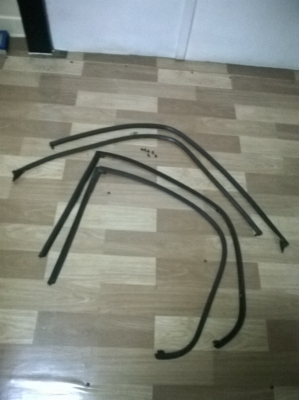 ขายยางขอบกระจกตรงประตู bmw e30 4ประตูสภาพokราคา1000 โทร0924462525โส