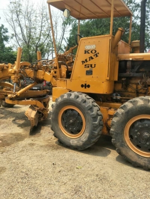 KOMATSU GD37-5