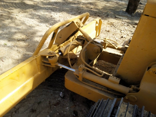 ขายรถแทรคเตอร์ KOMATSU D20P-5 สไลด์ใบมีดได้ 8 ทิศทาง ราคา 220000