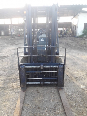 ขายรถยก KOMATSU FG 20-11 เครื่องเบนซิน H20  เสาสูง 3 เมตร ยกได้ 2 ตัน เกียร์ธรรมดา งาสไลด์ได้ รถนอกนำเข้า ติดต่อ 098-7962549