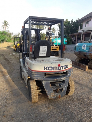 ขายรถยก KOMATSU FG 20-11 เครื่องเบนซิน H20  เสาสูง 3 เมตร ยกได้ 2 ตัน เกียร์ธรรมดา งาสไลด์ได้ รถนอกนำเข้า ติดต่อ 098-7962549