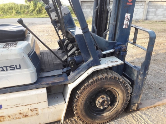 ขายรถยก KOMATSU FG 20-11 เครื่องเบนซิน H20  เสาสูง 3 เมตร ยกได้ 2 ตัน เกียร์ธรรมดา งาสไลด์ได้ รถนอกนำเข้า ติดต่อ 098-7962549