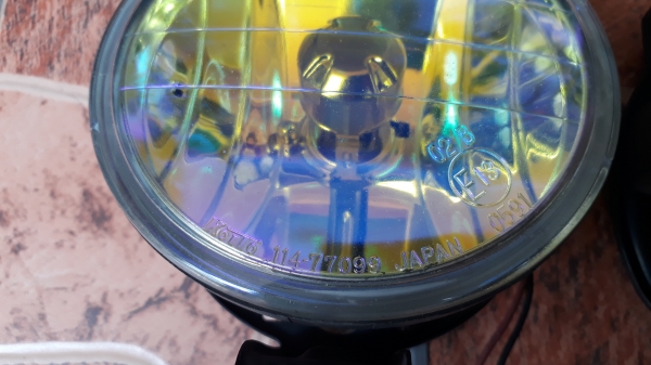 ไฟตัดหมอกทรงกลม 5นิ้ว ยี้ห้อ KoiTo แบบเลนส์เหลืองรุ้ง