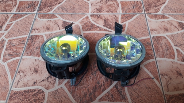 ไฟตัดหมอกทรงกลม 5นิ้ว ยี้ห้อ KoiTo แบบเลนส์เหลืองรุ้ง