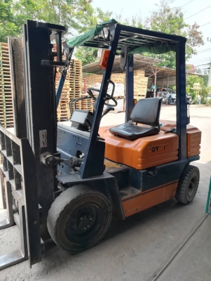 รถยกโตโยต้ารุ่น 5 น้ำหนักยก 2 ตัน เสาสูง 3 เมตร แผงงาสไลด์ เครื่องดีเซล เกียร์ออโต้