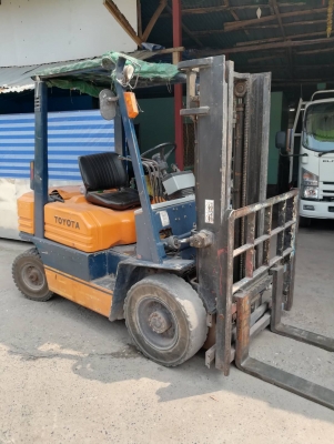 รถยกโตโยต้ารุ่น 5 น้ำหนักยก 2 ตัน เสาสูง 3 เมตร แผงงาสไลด์ เครื่องดีเซล เกียร์ออโต้