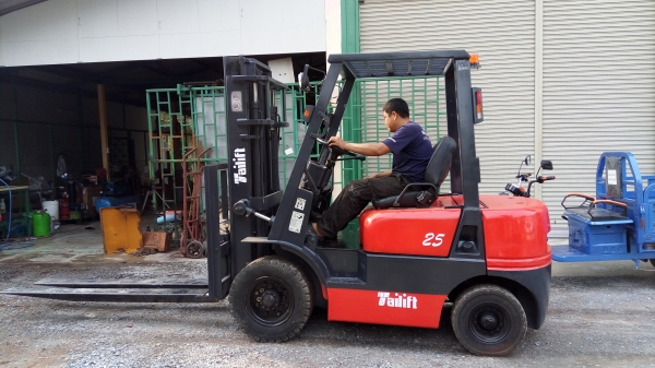 รถฟอล์คลิฟต์ ไทลิฟ พร้อมใช้ ขนาาด2.5ตัน เบนซิล เสา3เมตร