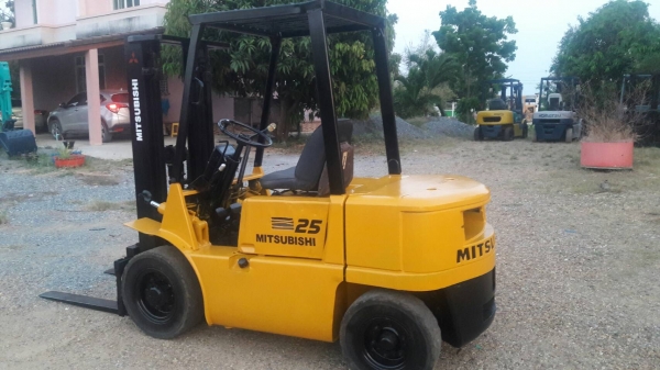 ขายรถยก MITSUBISHI FD20 F18A  เครื่องดีเซล เกียร์ออโต้ยกได้2.5ตัน เสา3เมตร วิ่งเข้าตู้ได้ ยางตันหน้าหลัง ติดต่อ 098-7962549