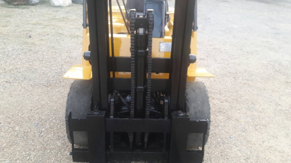 ขายรถยก MITSUBISHI FD20 F18A  เครื่องดีเซล เกียร์ออโต้ยกได้2.5ตัน เสา3เมตร วิ่งเข้าตู้ได้ ยางตันหน้าหลัง ติดต่อ 098-7962549