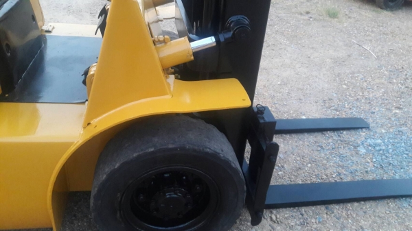 ขายรถยก MITSUBISHI FD20 F18A  เครื่องดีเซล เกียร์ออโต้ยกได้2.5ตัน เสา3เมตร วิ่งเข้าตู้ได้ ยางตันหน้าหลัง ติดต่อ 098-7962549