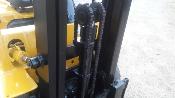 ขายรถยก MITSUBISHI FD20 F18A  เครื่องดีเซล เกียร์ออโต้ยกได้2.5ตัน เสา3เมตร วิ่งเข้าตู้ได้ ยางตันหน้าหลัง ติดต่อ 098-7962549