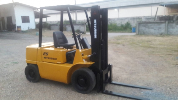 ขายรถยก MITSUBISHI FD20 F18A  เครื่องดีเซล เกียร์ออโต้ยกได้2.5ตัน เสา3เมตร วิ่งเข้าตู้ได้ ยางตันหน้าหลัง ติดต่อ 098-7962549