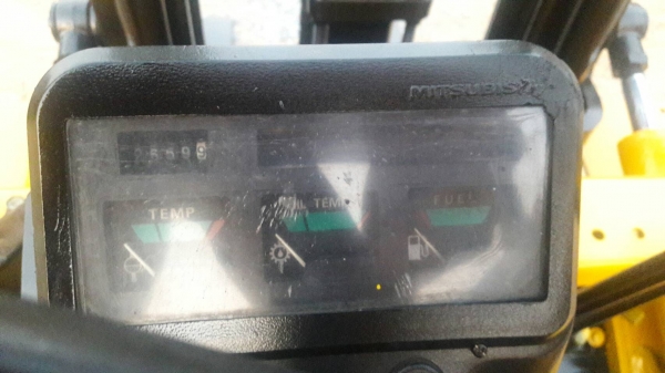 ขายรถยก MITSUBISHI FD20 F18A  เครื่องดีเซล เกียร์ออโต้ยกได้2.5ตัน เสา3เมตร วิ่งเข้าตู้ได้ ยางตันหน้าหลัง ติดต่อ 098-7962549