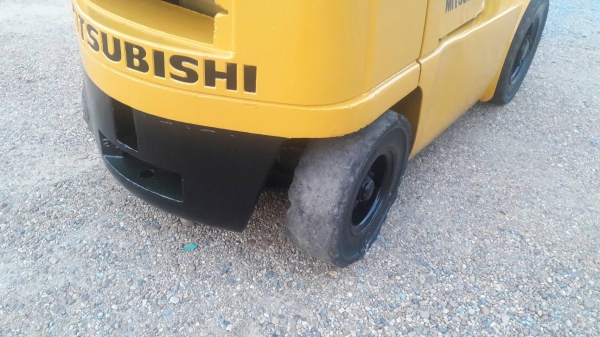 ขายรถยก MITSUBISHI FD20 F18A  เครื่องดีเซล เกียร์ออโต้ยกได้2.5ตัน เสา3เมตร วิ่งเข้าตู้ได้ ยางตันหน้าหลัง ติดต่อ 098-7962549