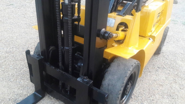 ขายรถยก MITSUBISHI FD20 F18A  เครื่องดีเซล เกียร์ออโต้ยกได้2.5ตัน เสา3เมตร วิ่งเข้าตู้ได้ ยางตันหน้าหลัง ติดต่อ 098-7962549