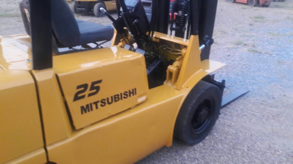 ขายรถยก MITSUBISHI FD20 F18A  เครื่องดีเซล เกียร์ออโต้ยกได้2.5ตัน เสา3เมตร วิ่งเข้าตู้ได้ ยางตันหน้าหลัง ติดต่อ 098-7962549