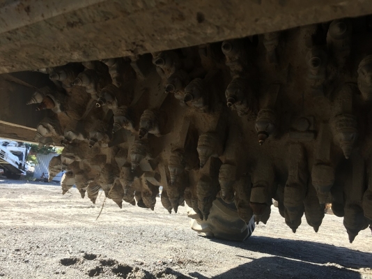 รถกัดถนนล้อยาง