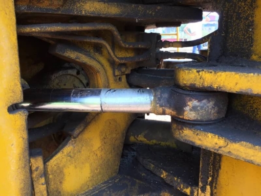 ขายรถแทรคเตอร์ตีนแกะ CATTERPILAR 816 เครื่องดี เกียร์แรง สภาพพร้อมใช้ เอกสารเล่มทะเบียน  คันนี้ 1,690,000 รถอยู่ นครปฐม โทร 0610710295