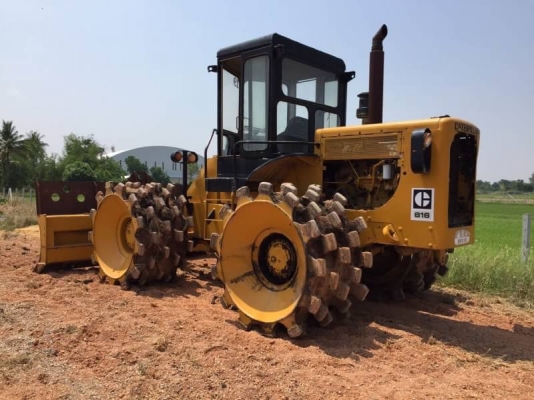 ขายรถแทรคเตอร์ตีนแกะ CATTERPILAR 816 เครื่องดี เกียร์แรง สภาพพร้อมใช้ เอกสารเล่มทะเบียน  คันนี้ 1,690,000 รถอยู่ นครปฐม โทร 0610710295