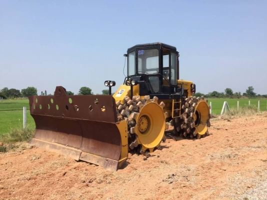 ขายรถแทรคเตอร์ตีนแกะ CATTERPILAR 816 เครื่องดี เกียร์แรง สภาพพร้อมใช้ เอกสารเล่มทะเบียน  คันนี้ 1,690,000 รถอยู่ นครปฐม โทร 0610710295