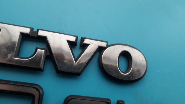 โลโก้ VOLVO 940GLI ติดท้ายรถ VOLVO