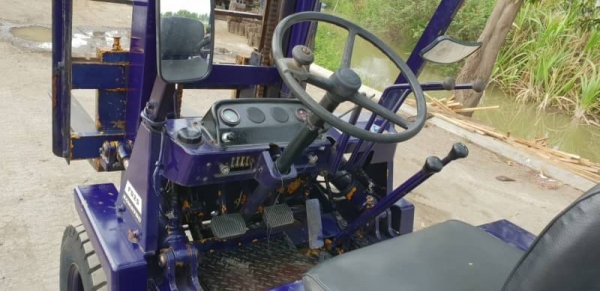 ขายด่วนรถยกดีเซลKOMATSU FD25-10 ยกได้2.5ตันยกสูง4เมตรรถนอกเพิ่งนำเข้ามายังไม่เคยใช้งานในเมืองไทยเลย