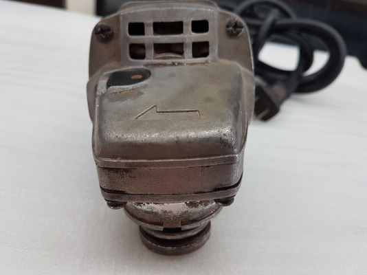 เครื่องเจียร์ 4 นิ้ว MAKITA รุ่น 9553B 710วัตต์ ของแท้ สภาพดี เครื่องเจียร์ 4 นิ้ว MAKITA รุ่น 9553B 710วัตต์ ของแท้ สภาพดี