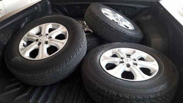 ล้อเดิมนาวาร่า บริสโตน205R16ปี15 ชุด6500บ.โทร0879050181.จัดส่งได้ทั่วไทย