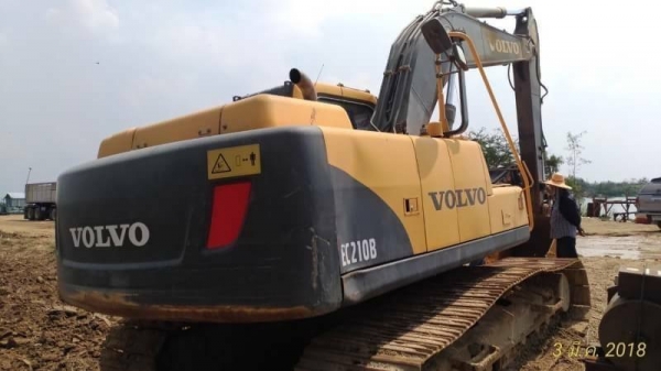 ขาย 1,150,000  รถแบคโฮ VOLVO EC 210 B PRIME 13440 ชม.ไฟฟ้าครบ เครื่องดี ปั๊มแรง เอวแน่น เอกสารเล่มทะเบียน รถสวยพร้อมใช้งาน รถอยู่ ราชบุรี 090-772-3710 090-772-3708