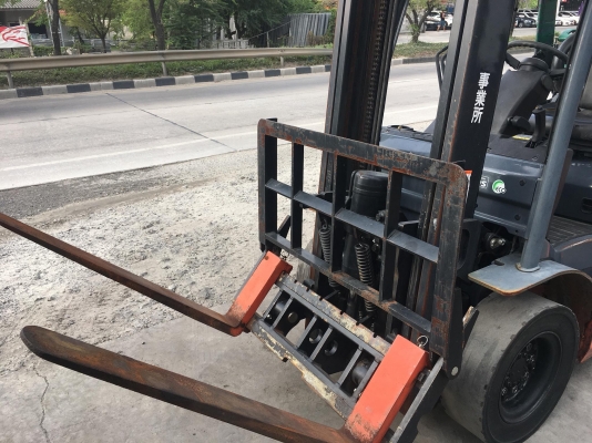 ขายรถโฟล์คลิฟท์ตักยางพาราตักยางก้อนตักทะลายปาล์ม