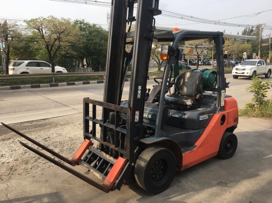 ขายรถโฟล์คลิฟท์ตักยางพาราตักยางก้อนตักทะลายปาล์ม