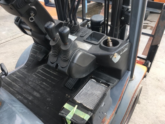 ขายรถโฟล์คลิฟท์ตักยางพาราตักยางก้อนตักทะลายปาล์ม