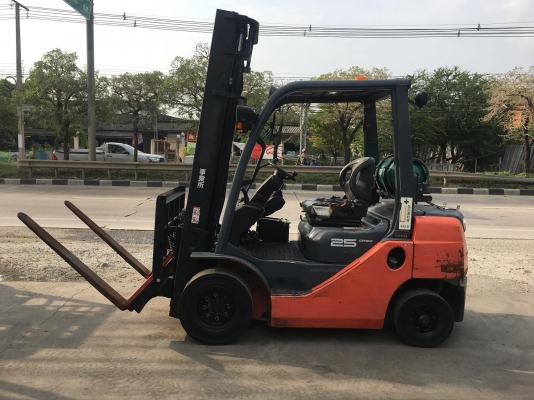 ขายรถโฟล์คลิฟท์ตักยางพาราตักยางก้อนตักทะลายปาล์ม