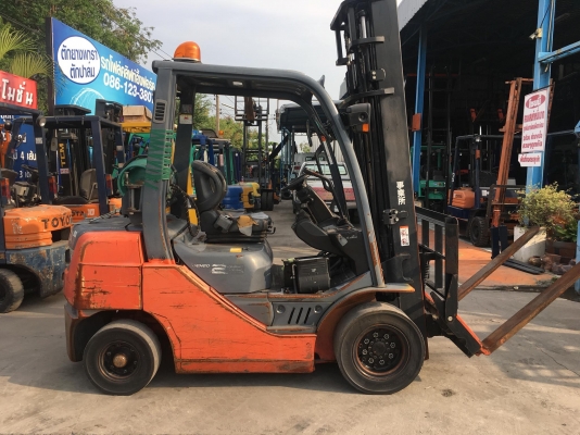 ขายรถโฟล์คลิฟท์ตักยางพาราตักยางก้อนตักทะลายปาล์ม