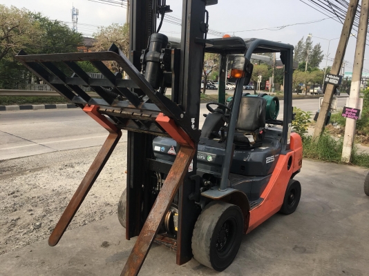 ขายรถโฟล์คลิฟท์ตักยางพาราตักยางก้อนตักทะลายปาล์ม