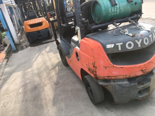 ขายรถโฟล์คลิฟท์ตักยางพาราตักยางก้อนตักทะลายปาล์ม