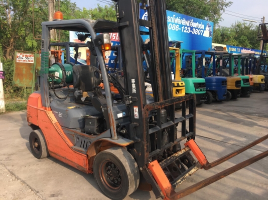 ขายรถโฟล์คลิฟท์ตักยางพาราตักยางก้อนตักทะลายปาล์ม