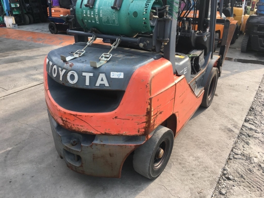 ขายรถโฟล์คลิฟท์ตักยางพาราตักยางก้อนตักทะลายปาล์ม