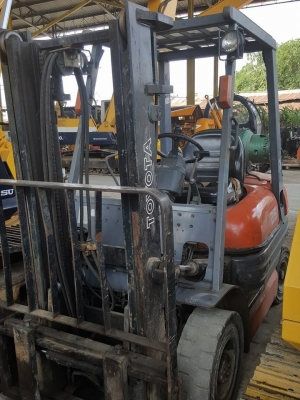 TOYOTA 2.5 ตัน สภาพดี พร้อมใช้งาน สนใจติดต่อ0813553478(คุณโย)