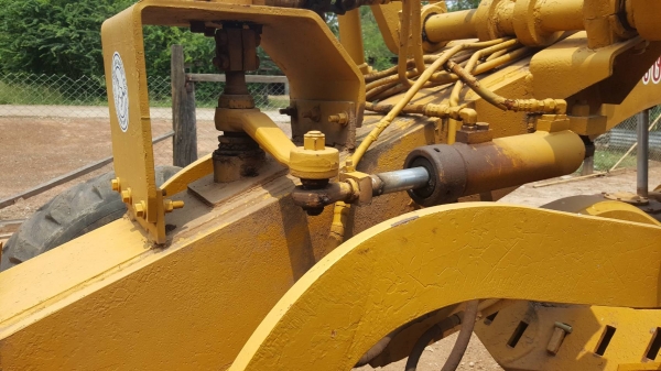 ขาย รถเกรด GALION 104 ไม่มีเครื่อง ปั้มดี เกียร์ดี ควบคุมด้วยระบบไฮดรอริคทั้งคัน ยางดี ซื้อเครื่องมาใส่ใช้งานได้เลย เอกสารใบซื้อขาย