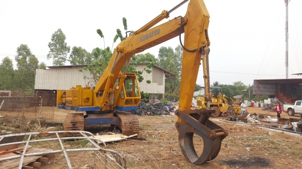 ขาย แบคโฮ KOMATSU PC200 พร้อมใช้งาน เครื่องดี ปั้มดี ช่วงล่าง 70\% อุปกรณ์ 3 ชิ้น มีบุ้งกี๋ มือขยุ้ม และมือคีบ เอกสารใบซื้อขาย