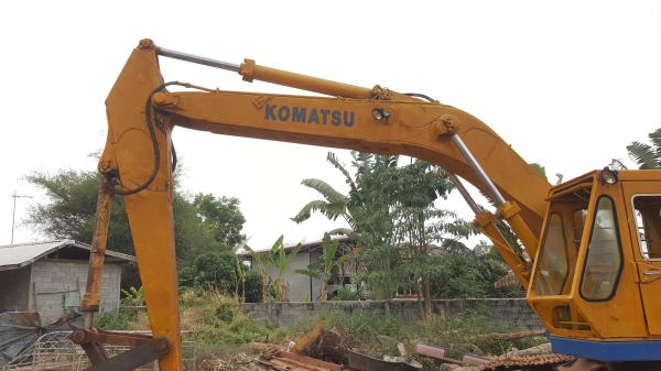 ขาย แบคโฮ KOMATSU PC200 พร้อมใช้งาน เครื่องดี ปั้มดี ช่วงล่าง 70\% อุปกรณ์ 3 ชิ้น มีบุ้งกี๋ มือขยุ้ม และมือคีบ เอกสารใบซื้อขาย