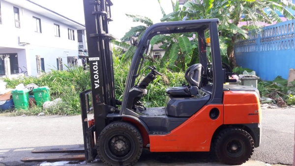 ขายด่วนรถฟอร์คลิฟท์ TOYOTA8FG30 เสา4เมตรงานสไลด์ ราคา 215,000