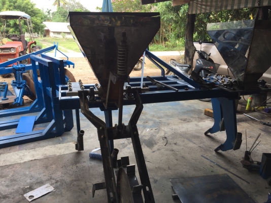 ขาย อุปกรณ์ต่อพ่วงรถไถใหญ่ ผาน 3 , ผานลิปเปอร์ , หางเสียบอ้อย มีหลายแบบให้เลือก สำหรับรถไถใหญ่