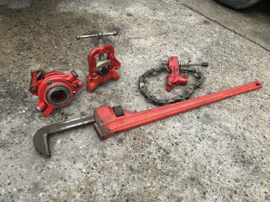 ขายชุดเครื่องมืองานประปาแบบมืออาชีพ สภาพสวยมากๆ อุปกรณ์ตามรูป 4ชิ้น พร้อมใช้งาน ราคา 6,000 บาท