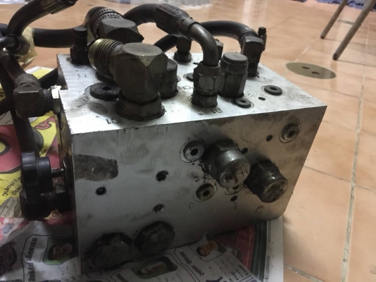 ขายชุดควบคุมกับมอเตอร์ปั้มรถโฟลค์ลิฟท์คราวราคา4000เหมาเลยรวม2รายการครับโทร0643130366