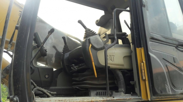 ขายรถแบคโฮ CAT 330 D เอกสารเล่ม ไมล์ 17000 ชม.ราคา 1380000 ขายรถแบคโฮ CAT 330 D เอกสารเล่ม ไมล์ 17000 ชม.ราคา 1380000